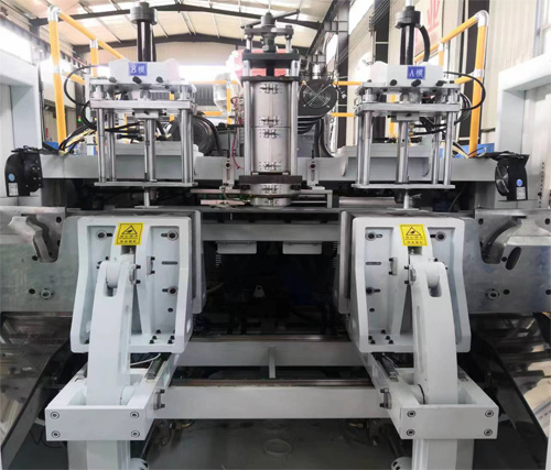 多层共挤复合吹塑机主要由哪些部分所组成