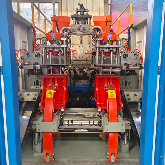 27、全自动三层农药瓶吹瓶机1.jpg 27、全自动三层农药瓶吹瓶机1.jpg